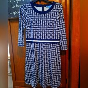 A Draper James Blue and White Floral Patterned Dress With 3/4 Sleeves In Medium
